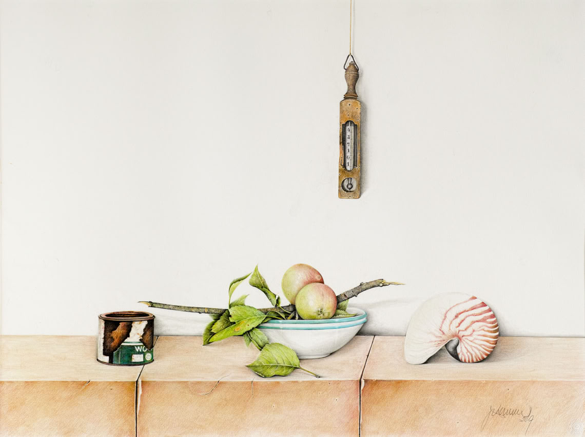 Stillleben mit einer Schale voller Äpfel und Blättern, einer Muschel, einem kleinen Holzkasten und einem hängenden Holzobjekt an der Wand.