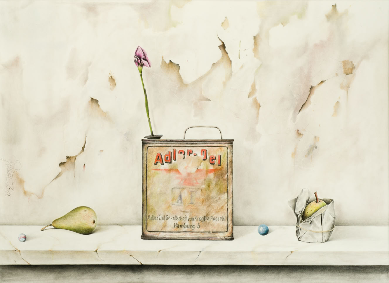 Ein alter Metallkanister mit einer Blume darin, eine Birne, ein zerknülltes Papier mit einer Birne und eine kleine blaue Kugel auf einer weißen Oberfläche vor einer abgenutzten Wand.