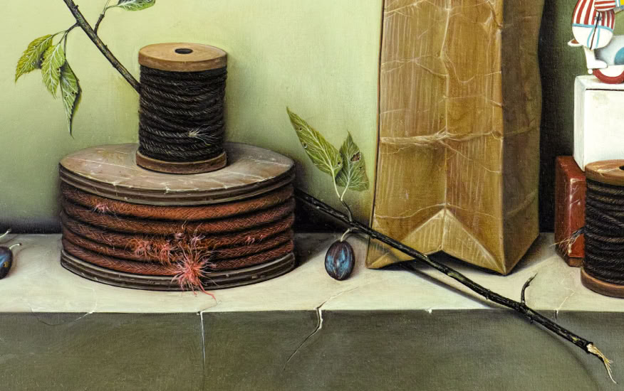 Ein Stapel von runden Objekten mit einer Pflanze, einer braunen Papiertüte und einem Ast.